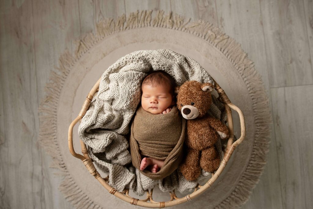 Eingekuscheltes liebevoll betreutes Baby symbolisch für Doula Geburtsbegleitung, Unterstützung und Begleitung im Wochenbett und Mütterpflege in Erlangen.