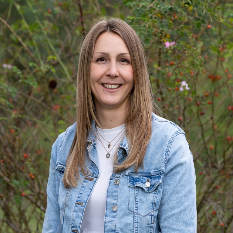 Annn-Kathrin Weißen symbolisch für Doula Geburtsbegleitung, Unterstützung und Begleitung im Wochenbett und Mütterpflege in Erlangen.