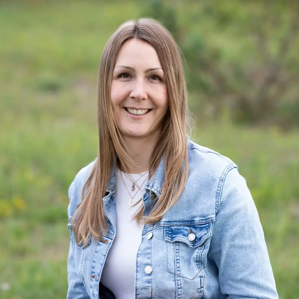 Mütterpflegerin und Doula Ann-Kathrin Weißen symbolisch für Doula Geburtsbegleitung, Unterstützung und Begleitung im Wochenbett und Mütterpflege und Babymassage in Erlangen.